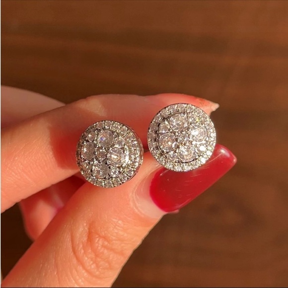 Dazzling Round Cubic Zirconia Stud Earrings sparkly Stud 12mm  round New - Picture 10 of 10